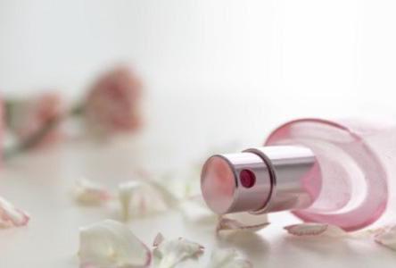 الفرق بين العطور والكولونيا