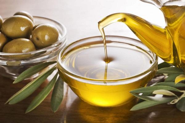 فوائد زيت الزيتون للحواجب الرفيعة