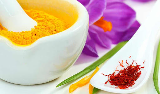 ماسك الزعفران والكركم لنضارة الوجه