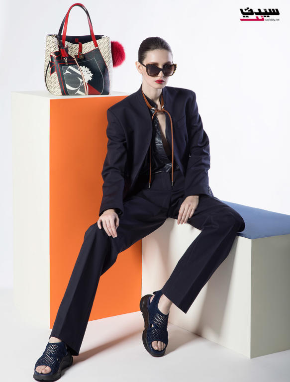 إطلالة من من Sportmax ونظارات شمسية من Dolce&Gabbana وحقيبة من Carolina Herrera