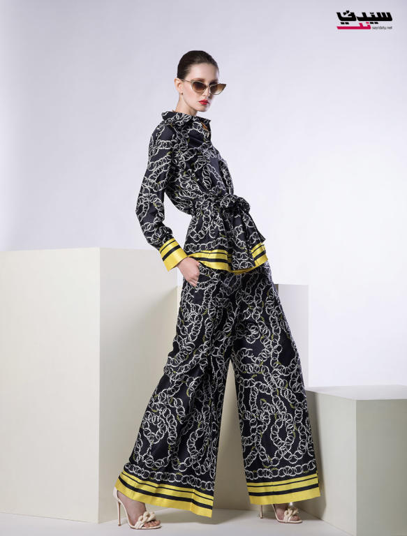 توب وسروال من Carolina Herrera وحذاء من Elisabetta Franchi ونظارات شمسية من Dita Von Teese