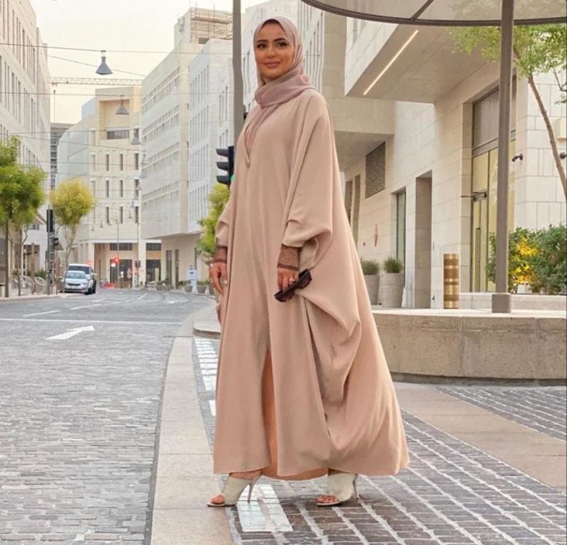 العبايات الملونة لمظهر صيفي مرح