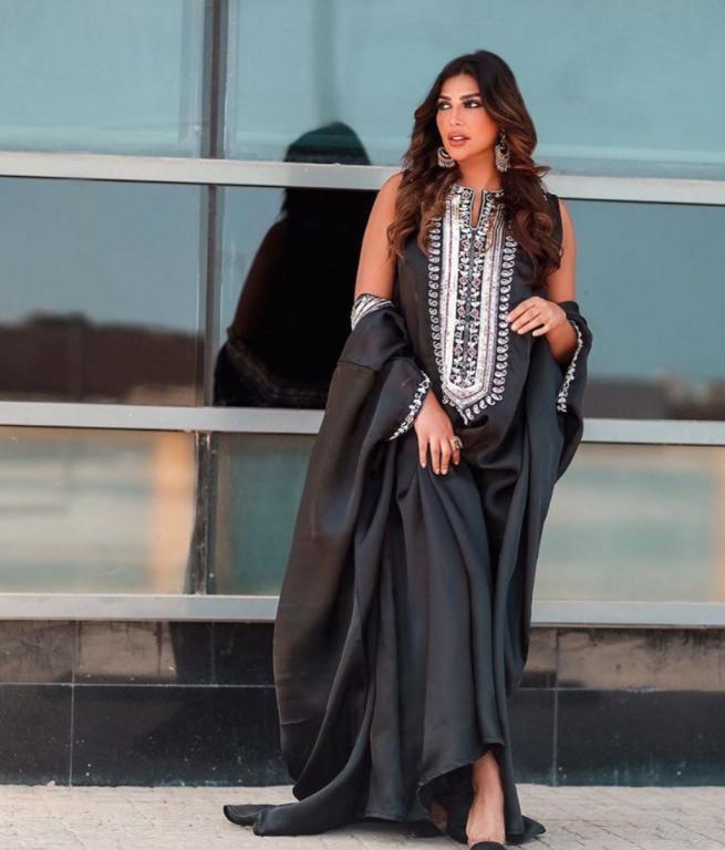 أمل العوضي بعباية باللون الأسود