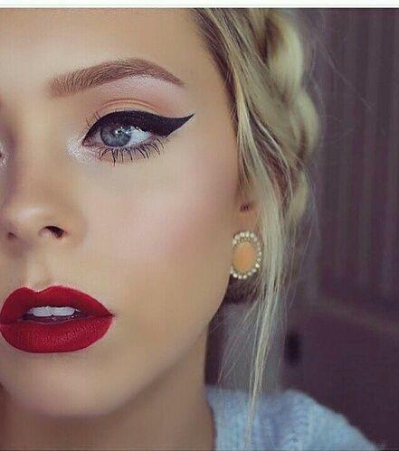 رسمة آيلاينر أسود مجنح عريض
