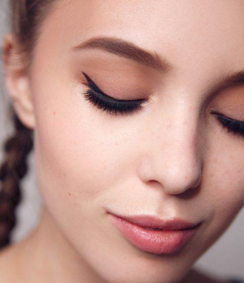 رسمة آيلاينر أسود مجنح رفيع