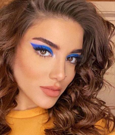 مكياج العينين الأزرق لتوسيع العين