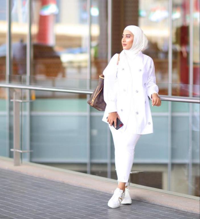 إطلالات رسمية باللون الأبيض للنحيلات