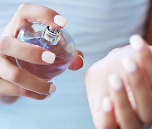 إزالة طلاء الأظافر بالعطر