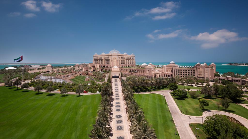 Emirates Palace Daytime.jpg