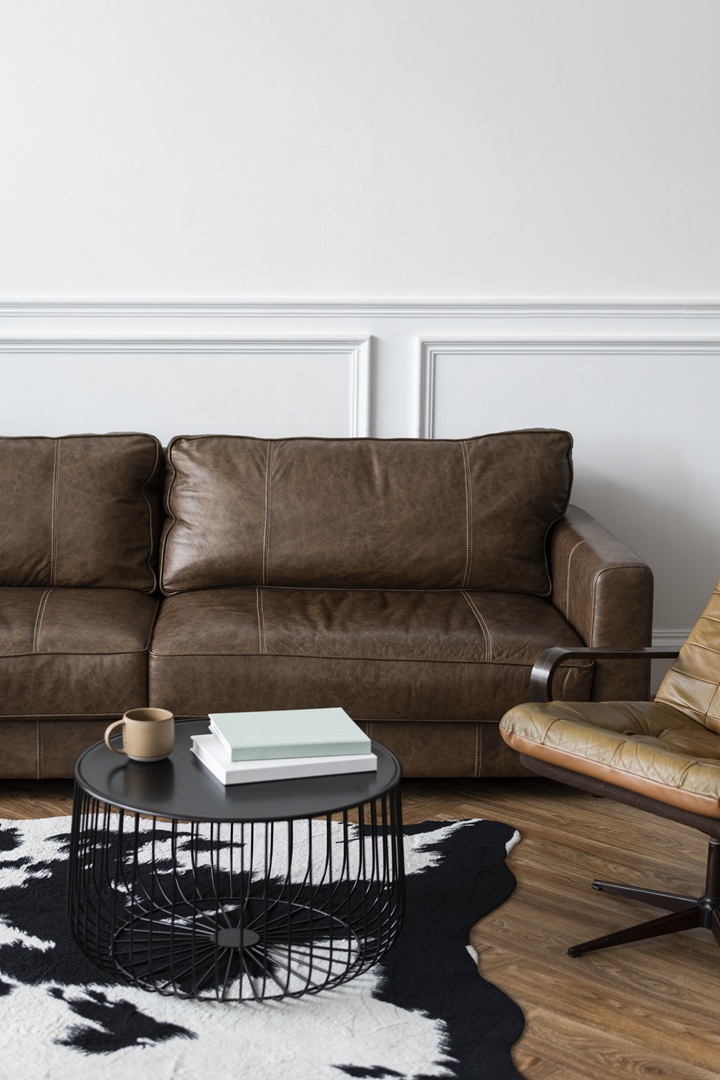 غرفة معيشة شتوية دافئة مع كنب جلدي