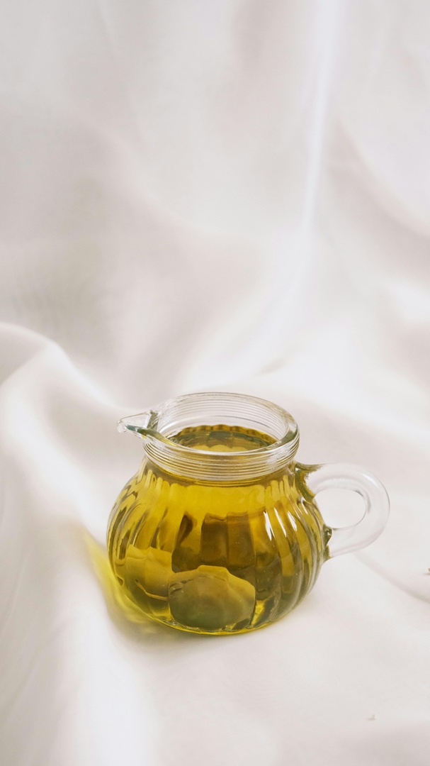 زيت الزيتون يُستخدم أيضاً في تنظيف المنزل