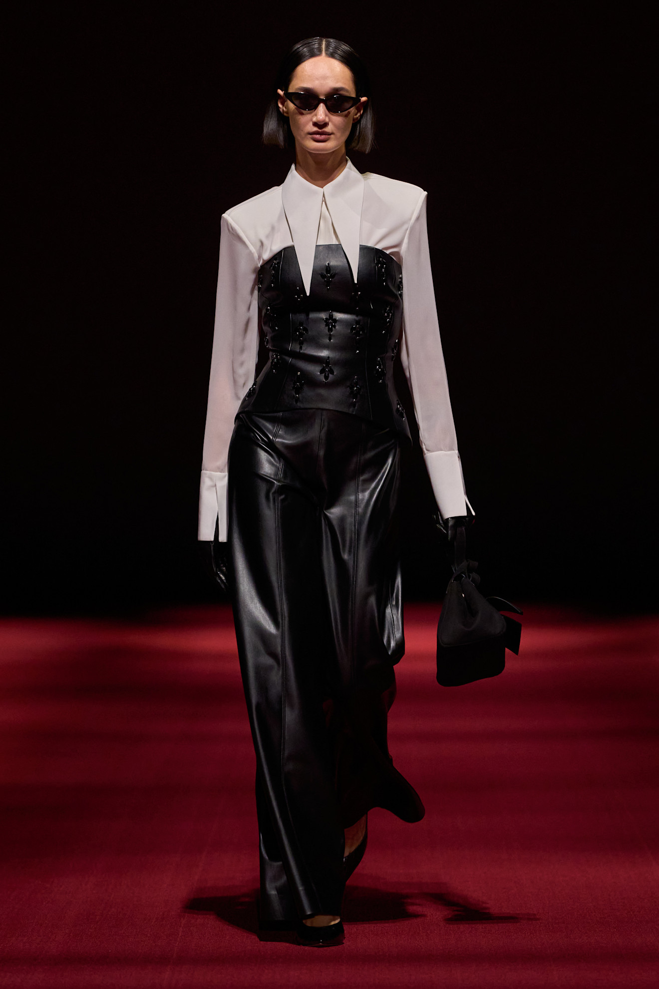 إطلالة ليلي بلان القميص الأبيض مع الجلد الأسود