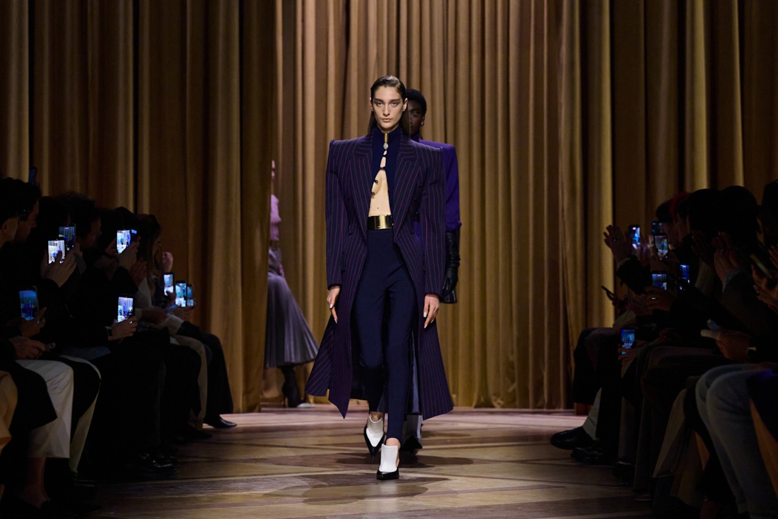 موغلير: الطابع العسكري المعدني