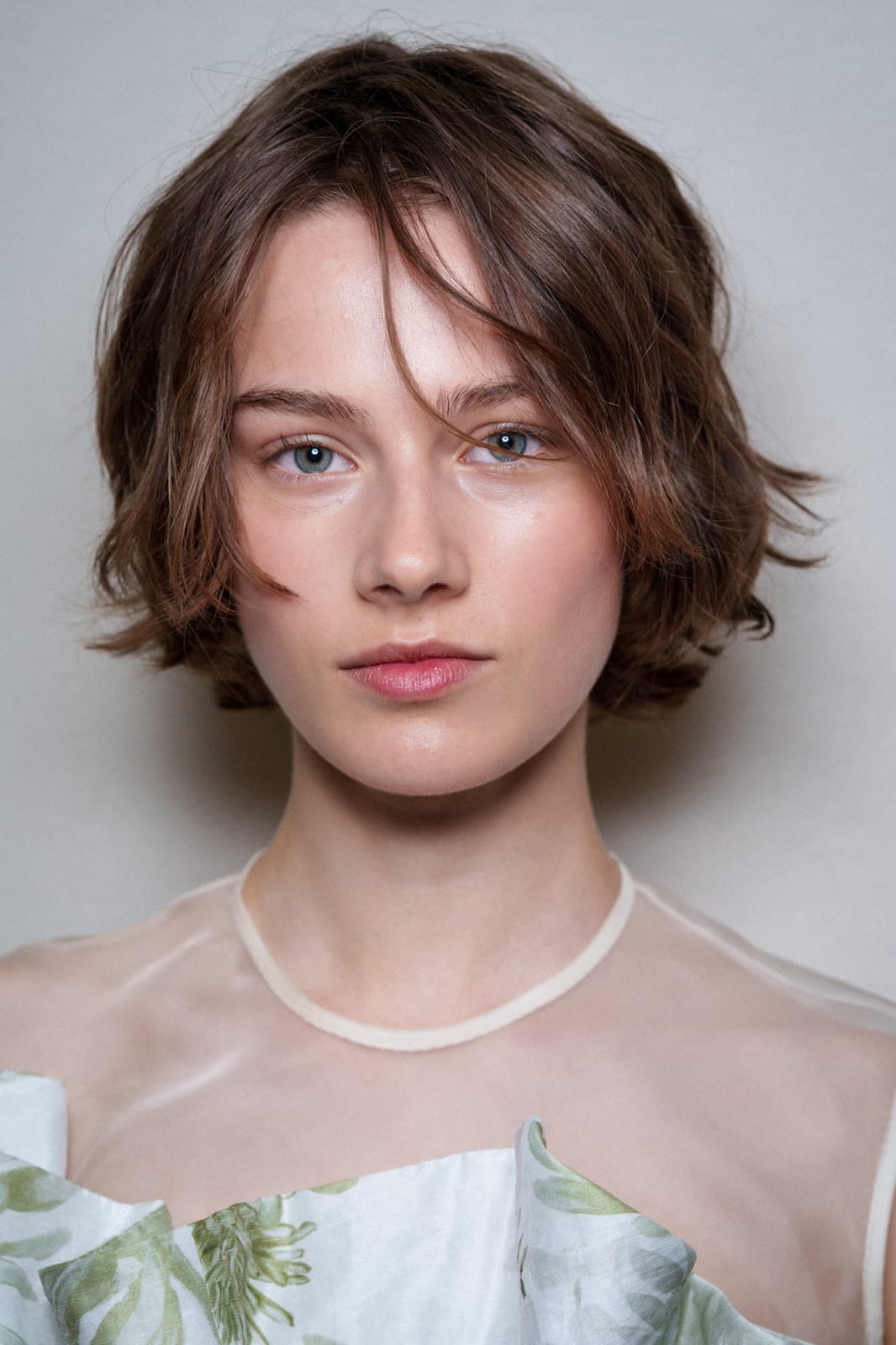 تسريحة البوب القصير المتدرج مع غرة خفيفة