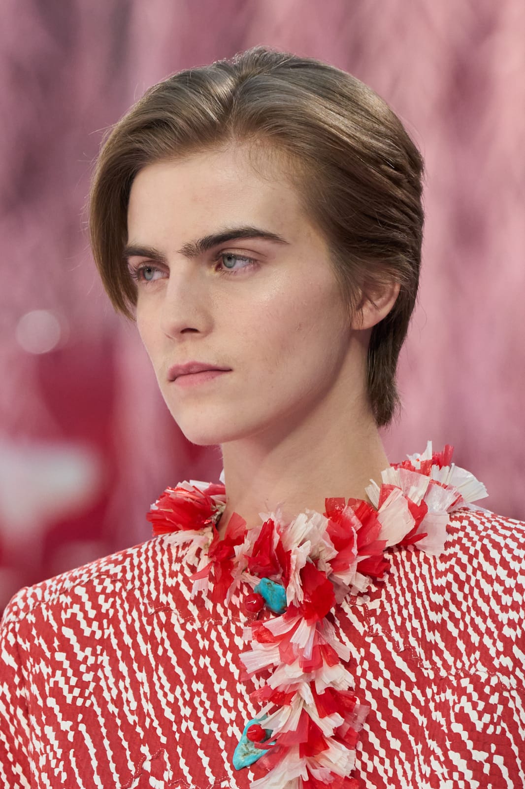 تسريحة البيكسي الأنيقة مع فرق جانبي