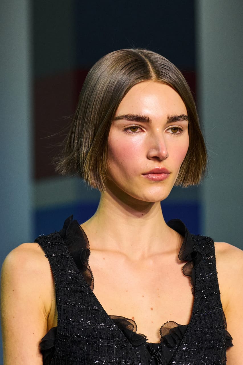 تسريحة البوب القصير المستقيم مع فرق وسطي