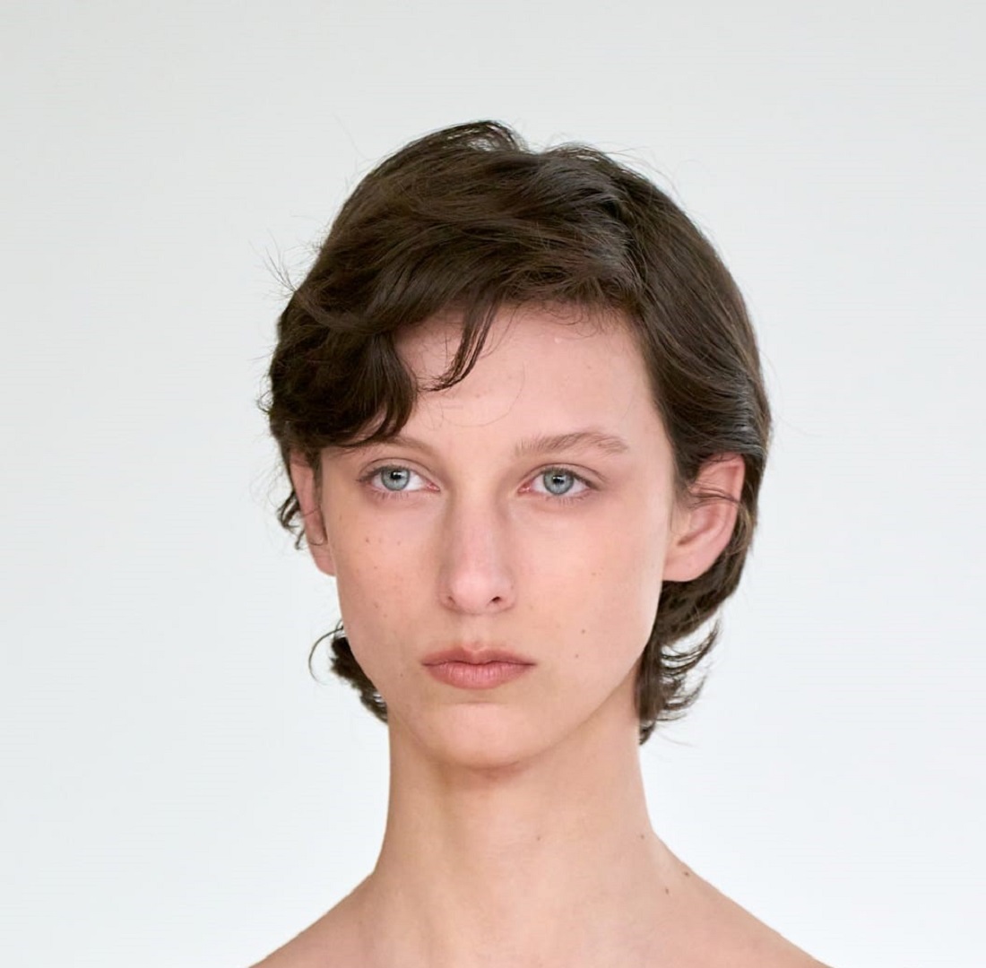 تسريحة البيكسي الطويلة مع غرة جانبية ناعمة