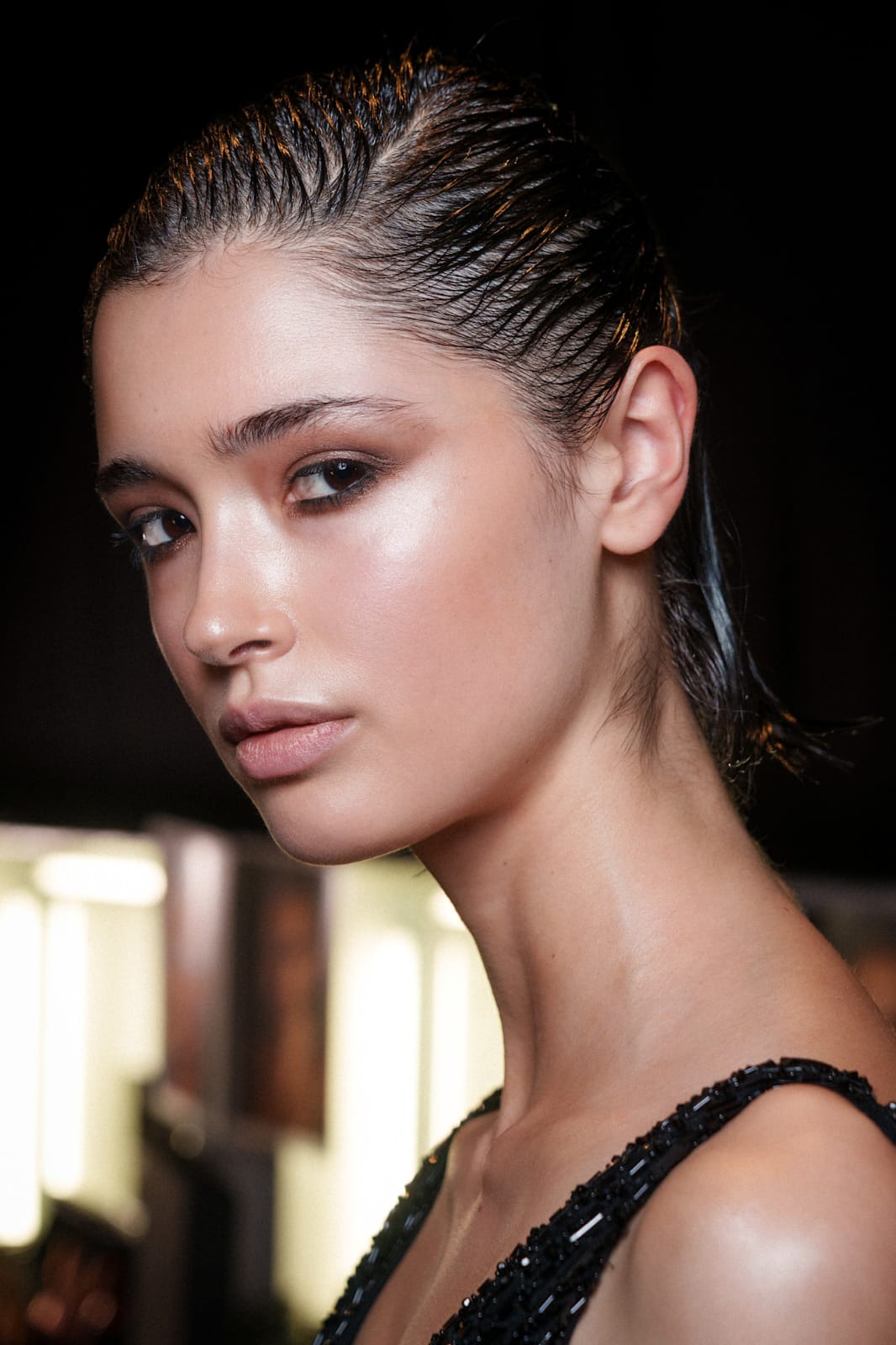 تسريحة الشعر القصير المبلل مع فرق جانبي