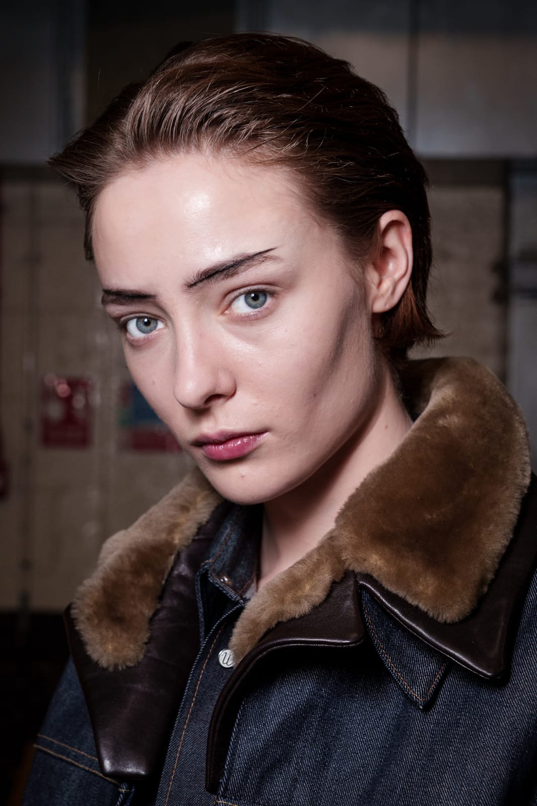 تسريحة الشعر القصير المصفف إلى الخلف