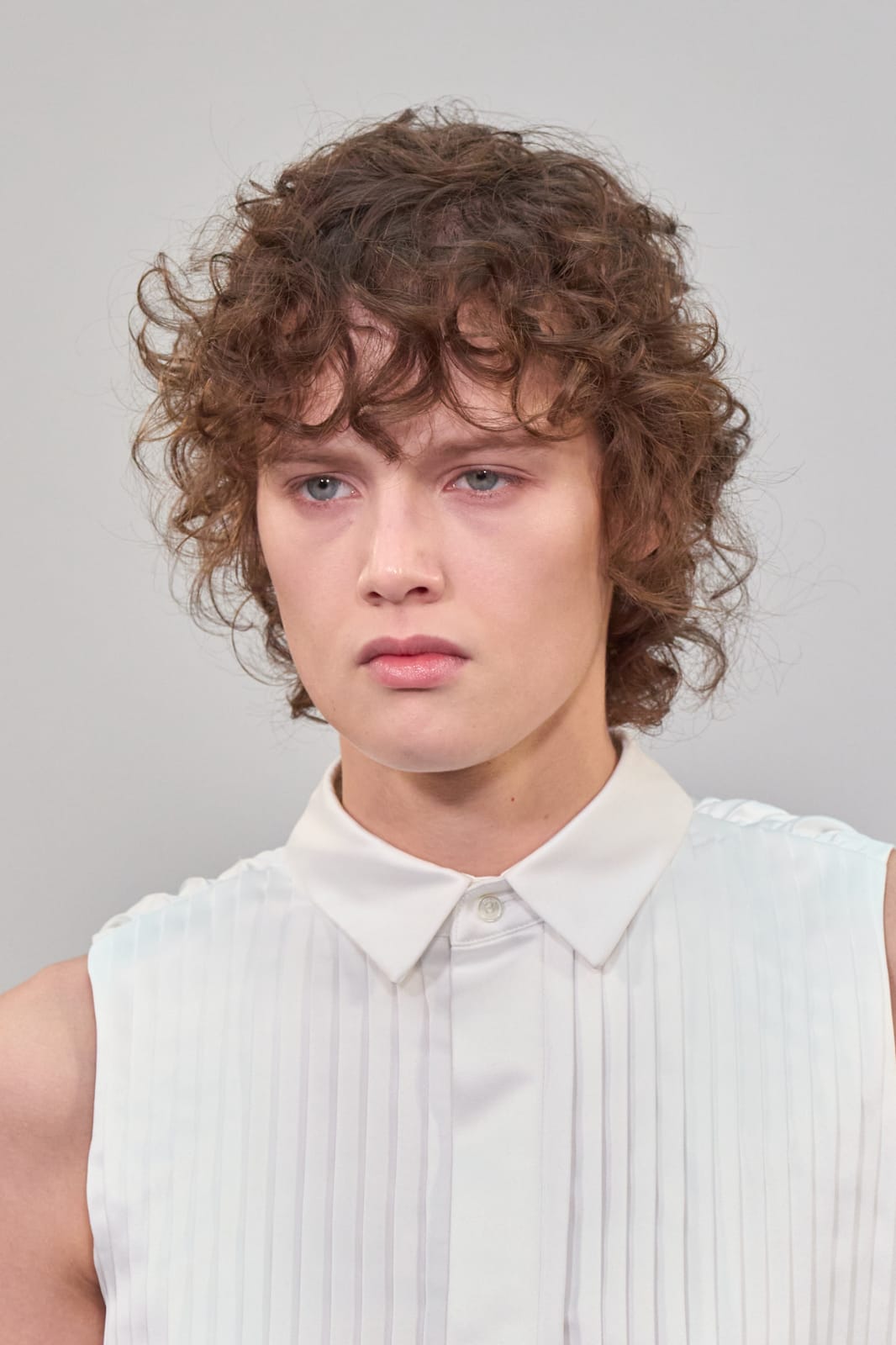 تسريحة الشعر القصير الكيرلي الطبيعي مع غرة مجعدة