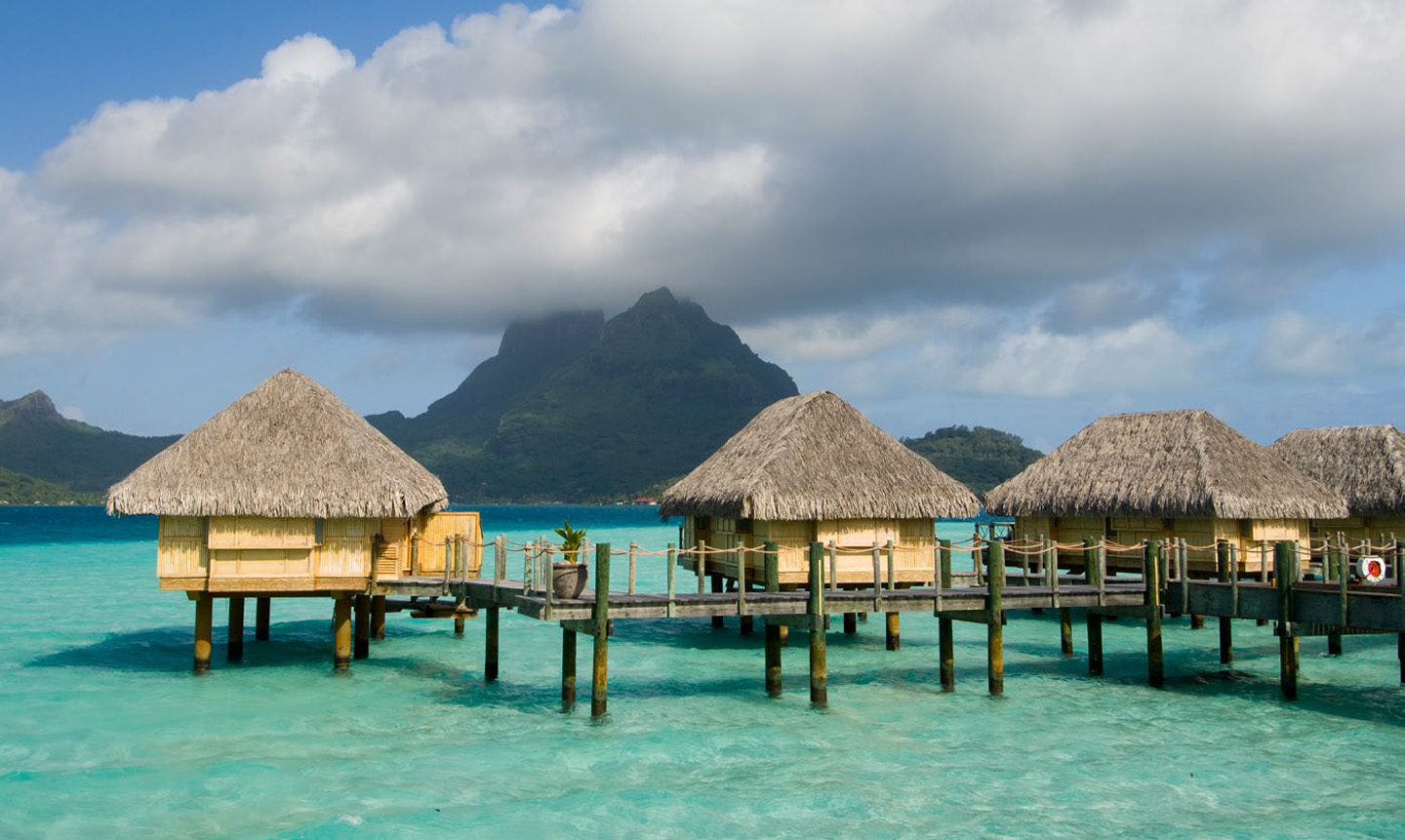 منتجع Pearl Beach Resort في جزيرة بورا بورا (المصدر: Sharpshooters/VW Pics/Universal Images Group via Getty Images)