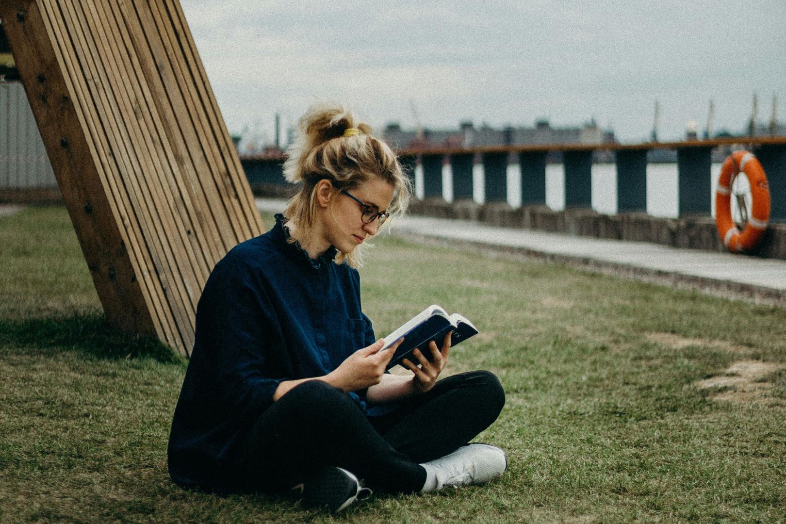 شابة تقرأ كتاباً