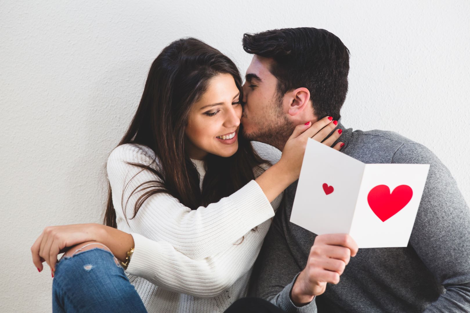 زوج أهدى زوجته بطاقة عليها قلب تقديرا لها ومحبة   