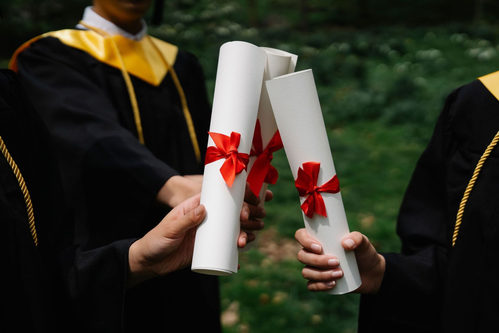 مجموعة من الخريجات يحتفلن بتخرجهن