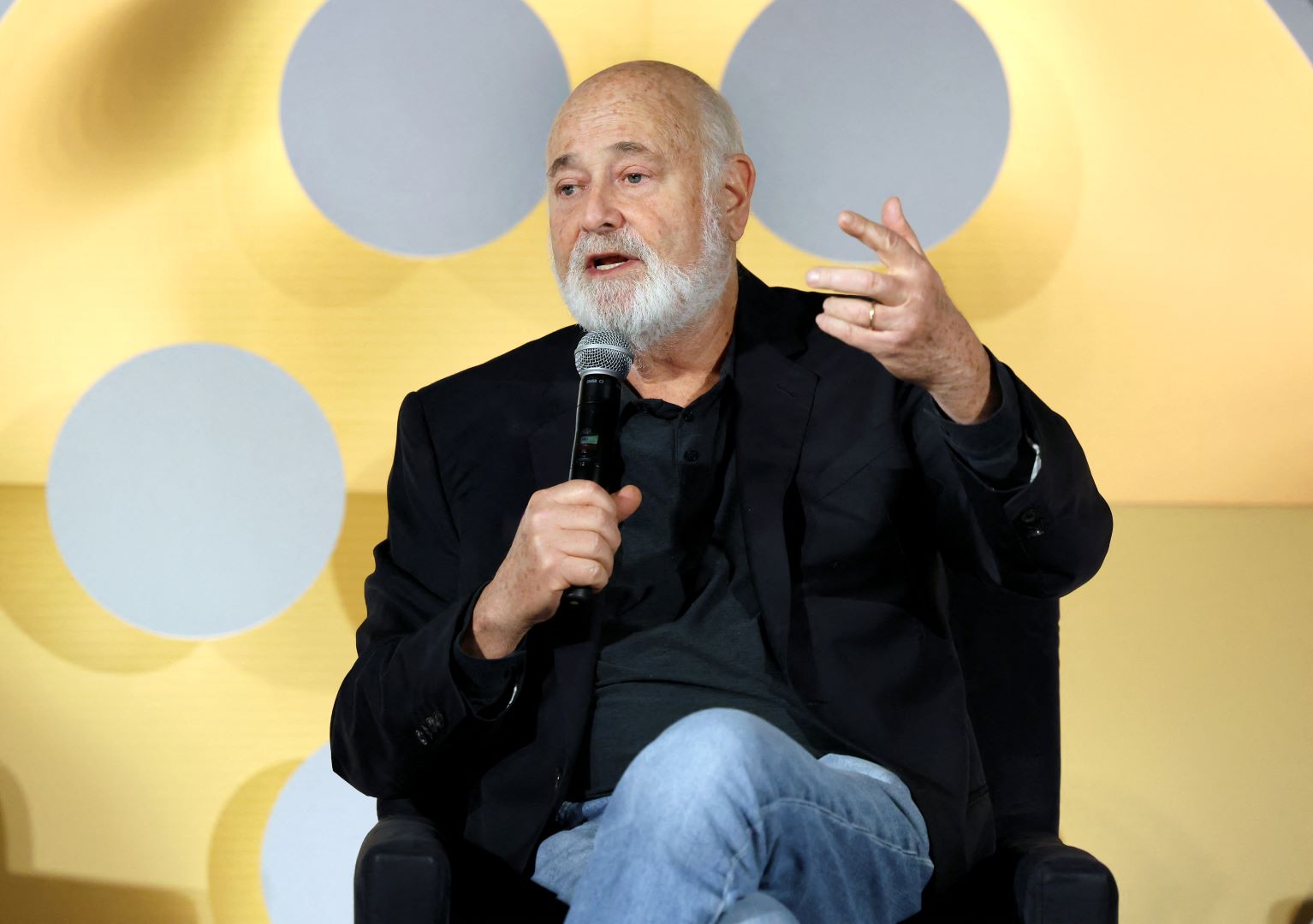 روب راينر في مسرح تي سي إل الصيني في هوليوود، كاليفورنيا (Rob Reiner at TCL Chinese Theatre in Hollywood, California). مصدر الصورة: Jesse Grant/Getty Images for TCM/AFP