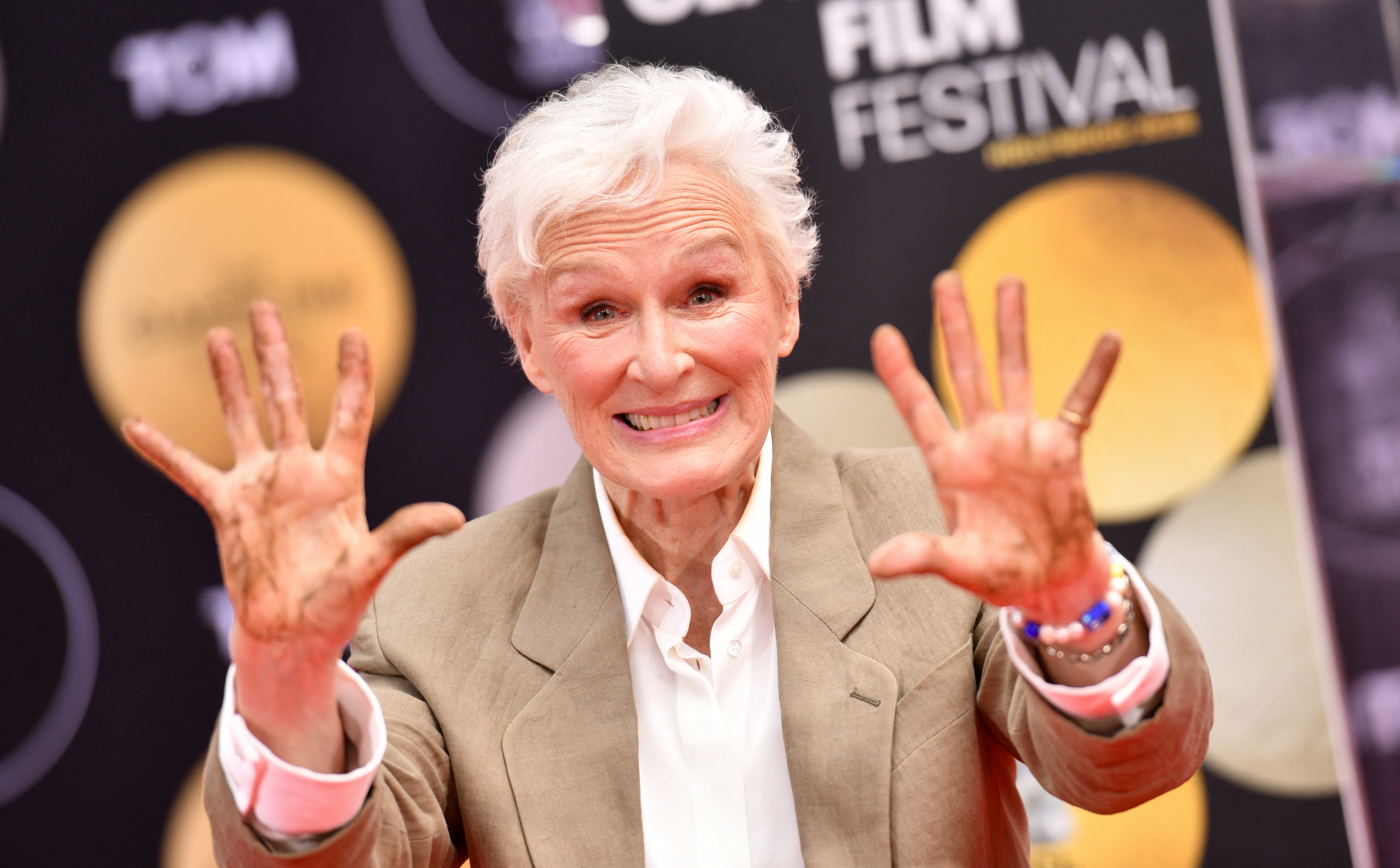 غلين كلوز Glenn Close تضع بصماتها على ممر المشاهير - مصدر الصورة Chris Delmas / AFP