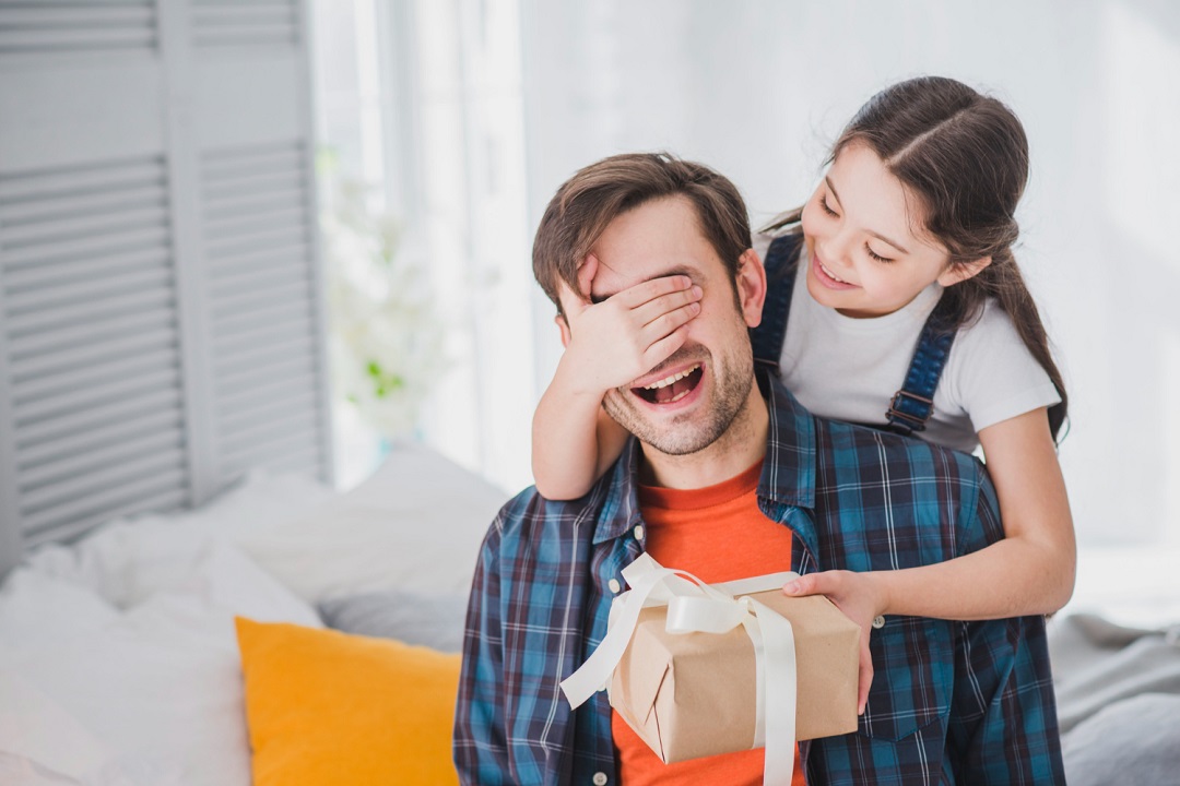 صورة لطفلة تقدم هدية لأبيها