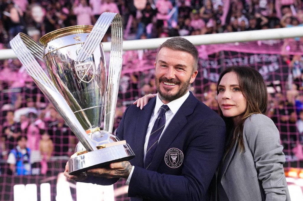 السير ديفيد بيكهام وزوجته فيكتوريا بيكهام مع الكأس بطولة الدوري الأمريكي لكرة القدم - Photo by Rich Storry / GETTY IMAGES NORTH AMERICA / Getty Images via AFP