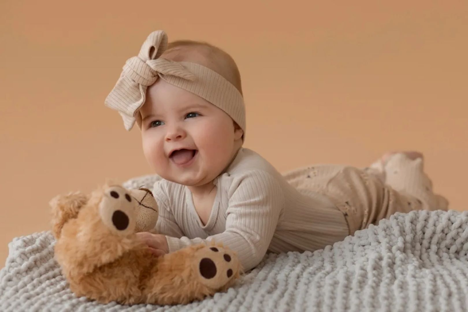 صورة لرضيع منقلب على بطنه