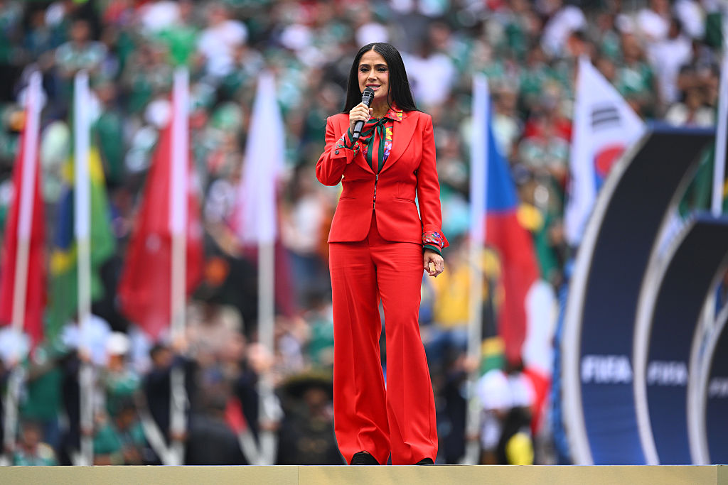 النجمة سلمي حايك في افتتاح كأس العالم في مدينة مكسيكو- (مصدر الصورة Tom Weller/picture alliance via Getty Images)