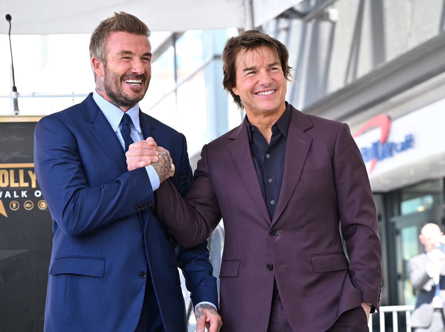 توم كروز Tom Cruise وديفيد بيكهام David Beckham أثناء تكريمه بنجمة في ممشى مشاهير هوليوود. مصدر الصورة: LISA O'CONNOR / AFP
