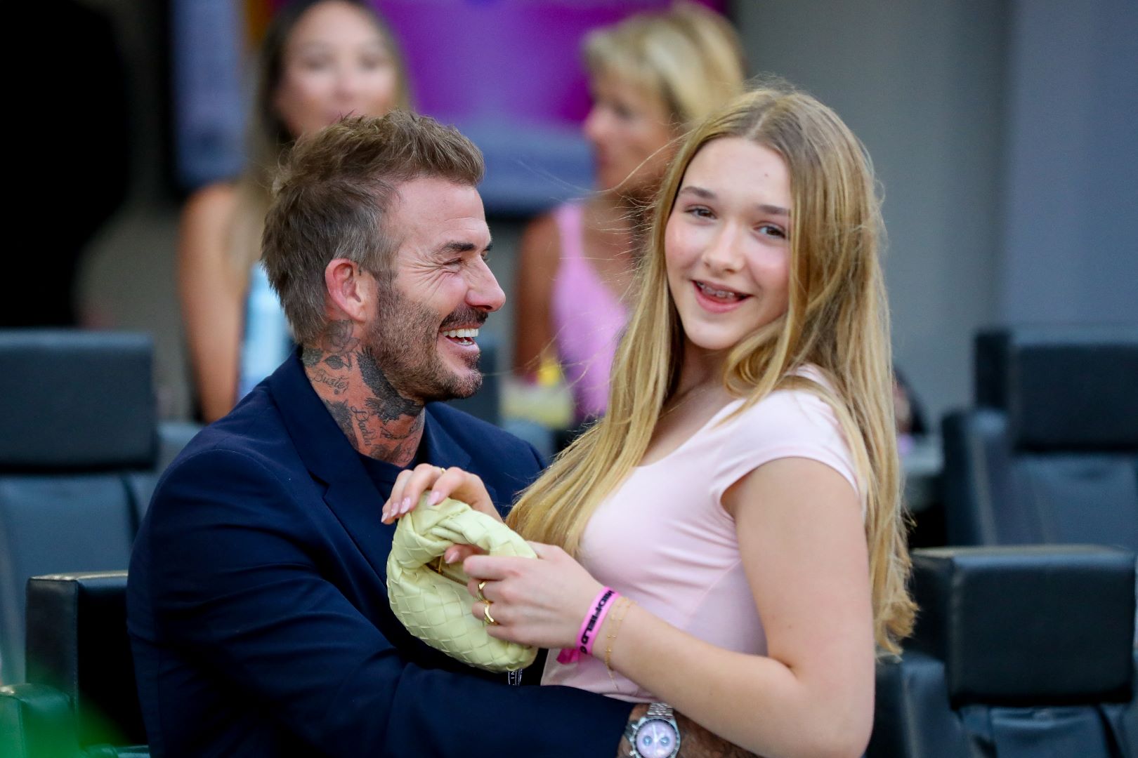 ديفيد بيكهام مع ابنته هاربر في ملعب تشيس في فورت لودرديل، فلوريدا (David Beckham with his daughter Harper at Chase Stadium in Fort Lauderdale, Florida). مصدر الصورة: Chris ARJOON / AFP