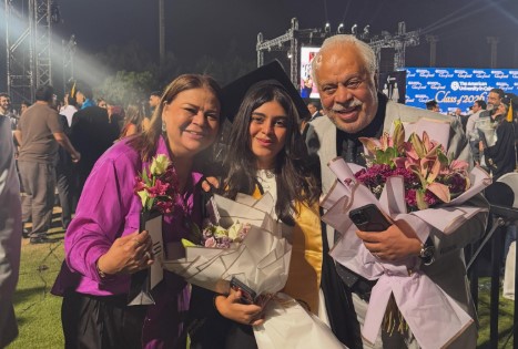 مريم أشرف زكي مع والدها وعمتها- الصورة من حساب روجينا على إنستغرام