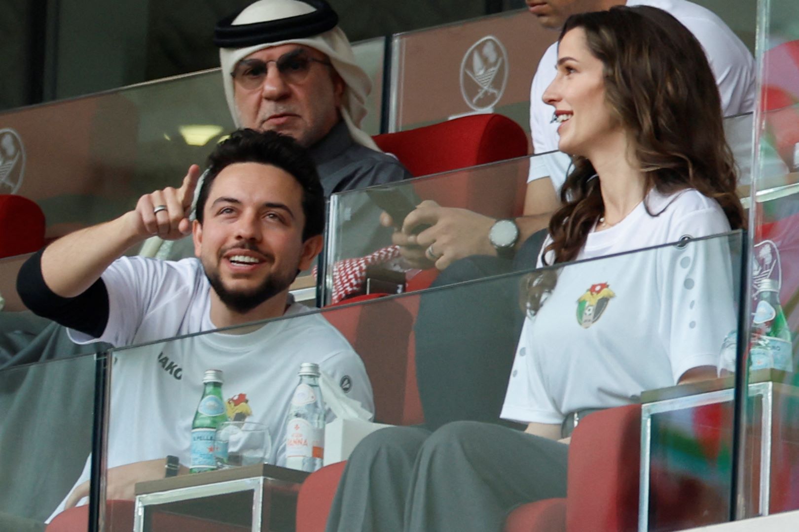 الأمير الحسين وزوجته رجوة في ملعب أحمد بن علي في الريان غرب الدوحة. مصدر الصورة:  KARIM JAAFAR / AFP