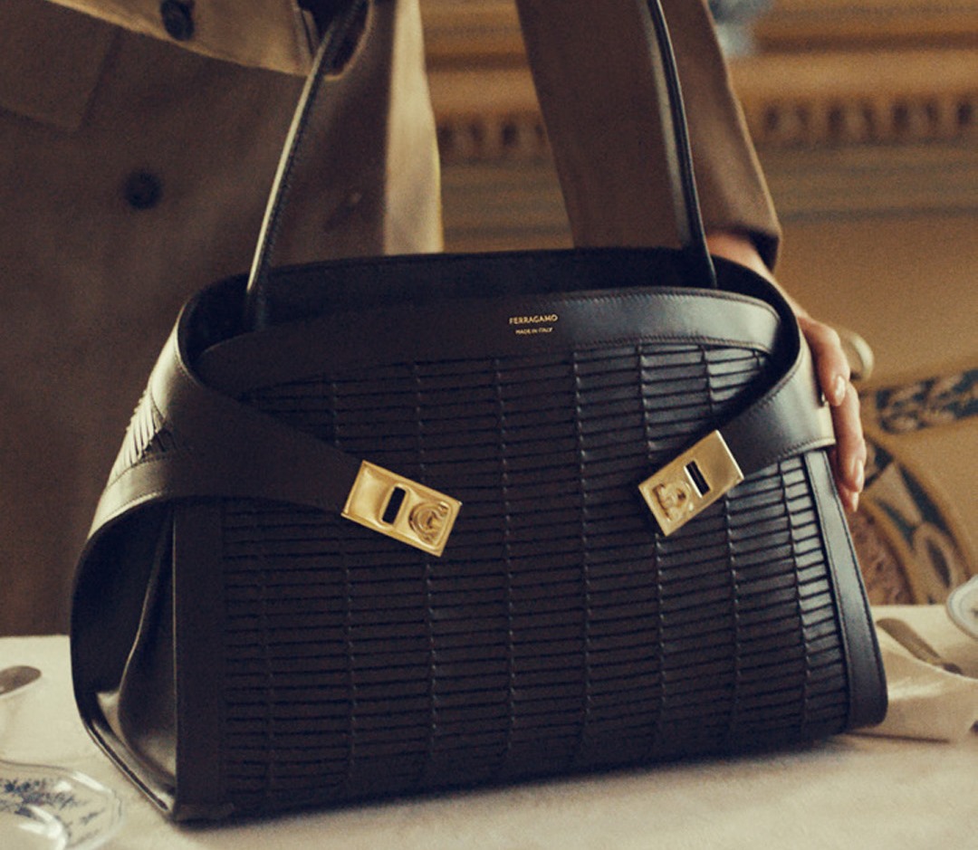 Ferragamo Hug Bag Soft..حقيبة كلاسيكية لصيف 2026 