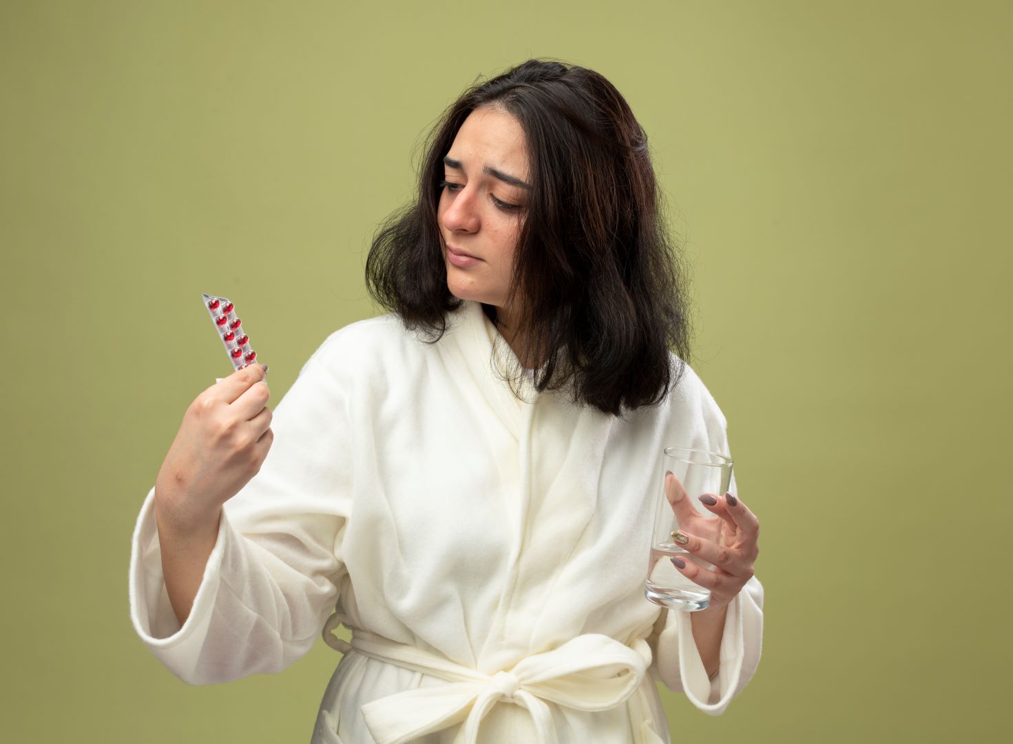 صورة لسيدة تأخذ مكمل حمض الفوليك