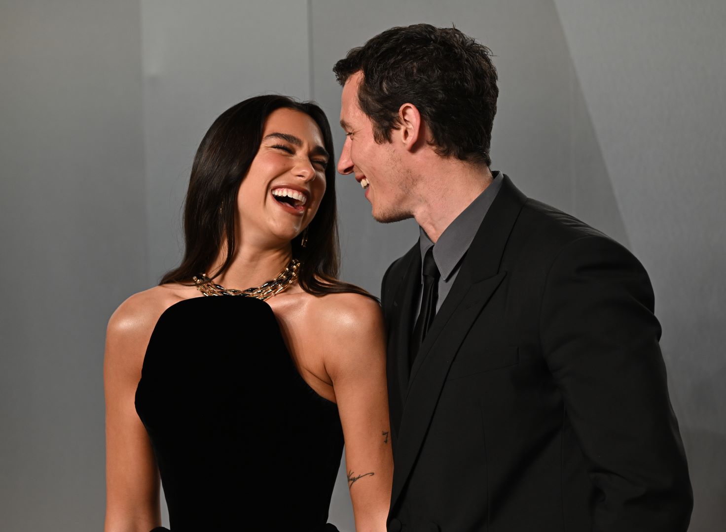 دوا ليبا وكالوم تورنر في لوس أنجلوس، كاليفورنيا (Dua Lipa and Callum Turner in Los Angeles, California, USA). مصدر الصورة: Doug Peters/PA Images via Getty Images