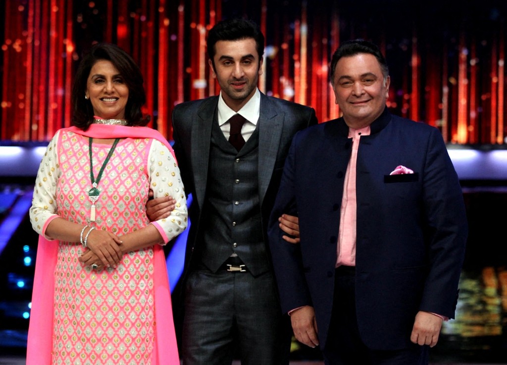 رانبير كابور يتوسط والده ريشي كابور ووالدته في مومباي- Ranbir Kapoor with parents Rishi Kapoor and Neetu Singh in Mumbai- مصدر الصورة: STREDL / AFP
