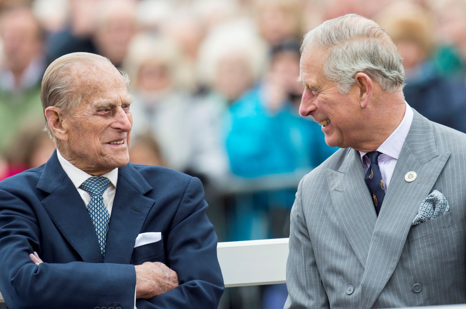 الأمير فيليب والملك تشارلز خلال زيارة إلى باوندبري، دورست ( Prince Philip and King Charles during a visit to Poundbury, Dorset). مصدر الصورة: Mark Cuthbert/UK Press via Getty Images