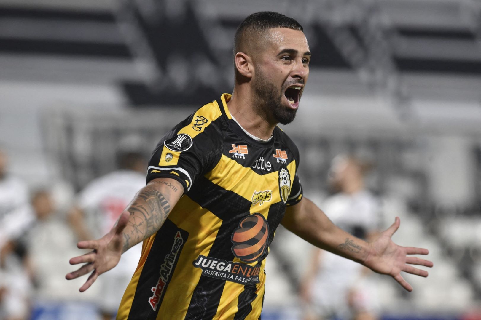 لوكاس تريخو في ملعب مانويل فيريريرا في أسونسيون (Lucas Trejo at the Manuel Ferrerira Stadium in Asuncion). مصدر الصورة: NORBERTO DUARTE / AFP
