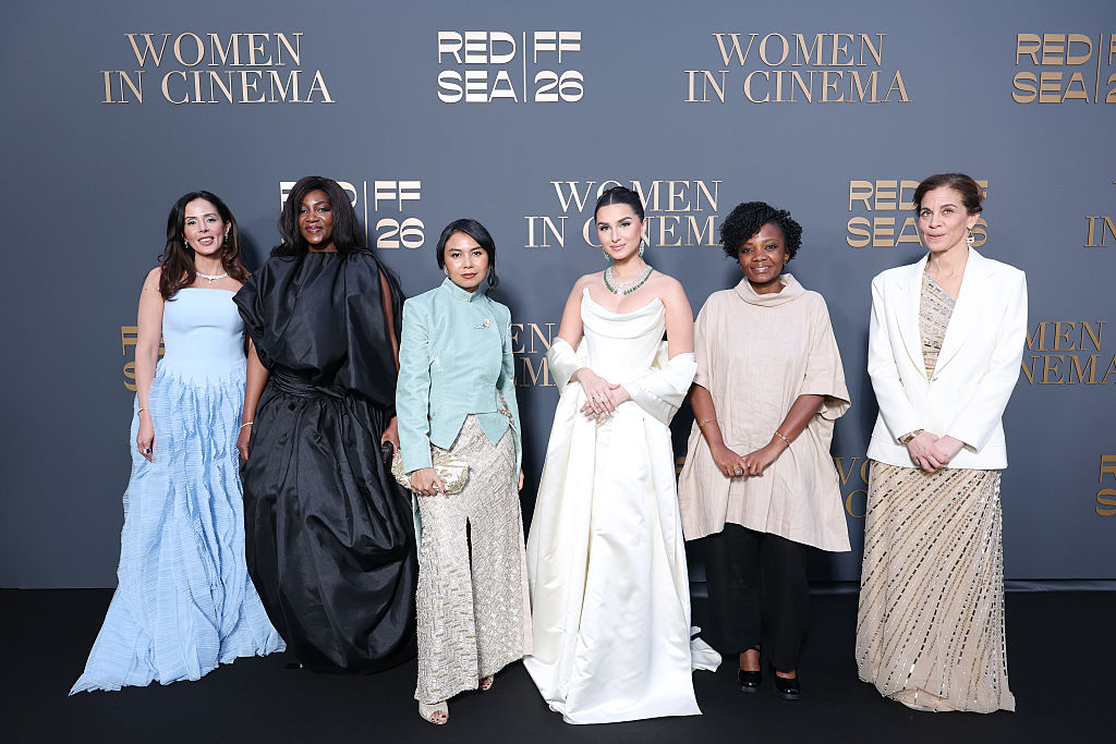 جينيفيف نناجي وتارا سوتاريا تتوسطن المكرمات في حفل "المرأة في السينما" على هامش مهرجان كان 2026 - مصدر الصورة: Daniele Venturelli/Getty Images for Red Sea Film Foundation