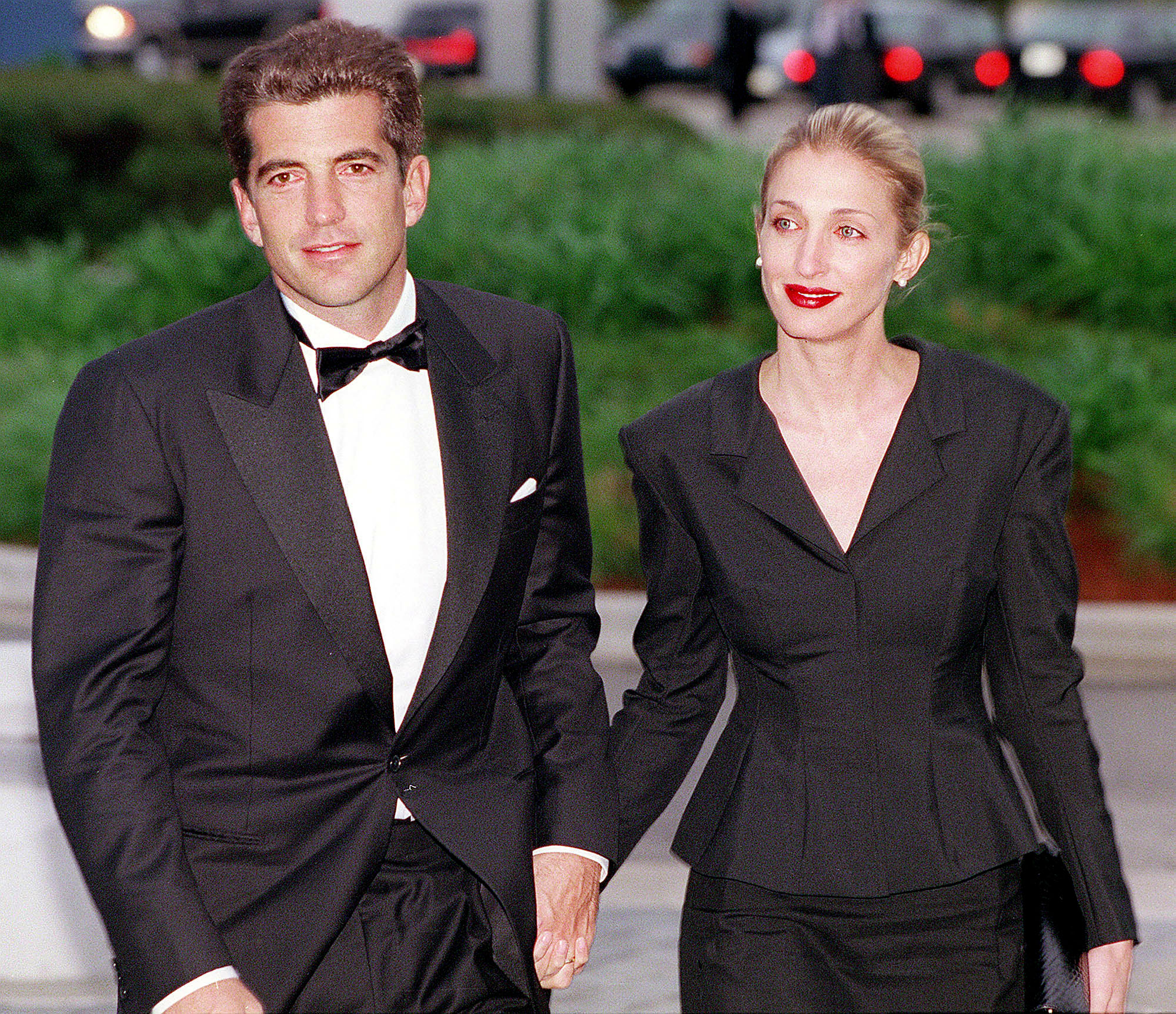 جون إف كينيدي الابن وزوجته كارولين بيسيت  John F. Kennedy Jr. and Carolyn Bessette في بوسطن مايو 1999 (مصدر الصورة :Photo by Justin Ide)