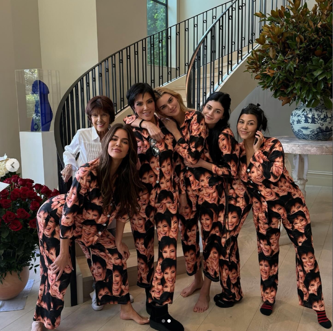 ماري جو مع ابنتها كريس جينر وعائلة كاردشيان - مصدر الصورة Kylie Jenner/Instagram