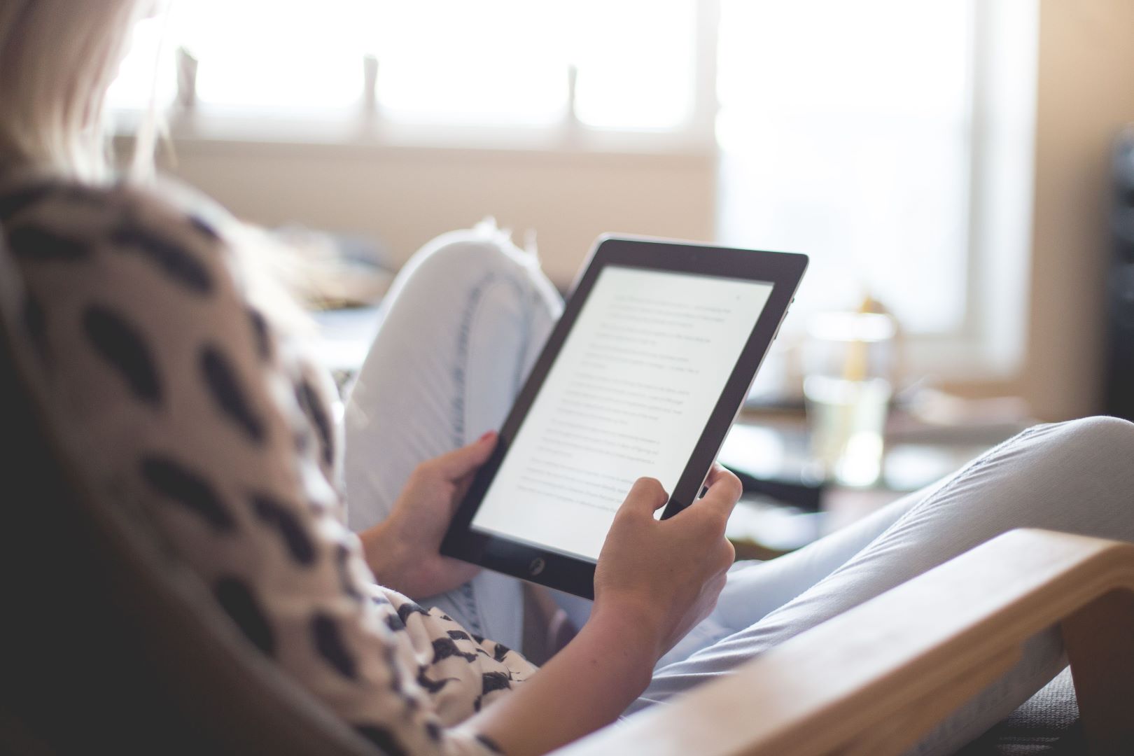 فتاة تقرأ كتاباً إلكترونياً