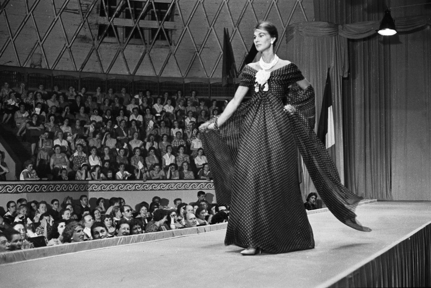 من عرض كريستيان ديور Christian Dior، في موسكو، عام 1959 (المصدر: Roger Viollet / Getty Images).