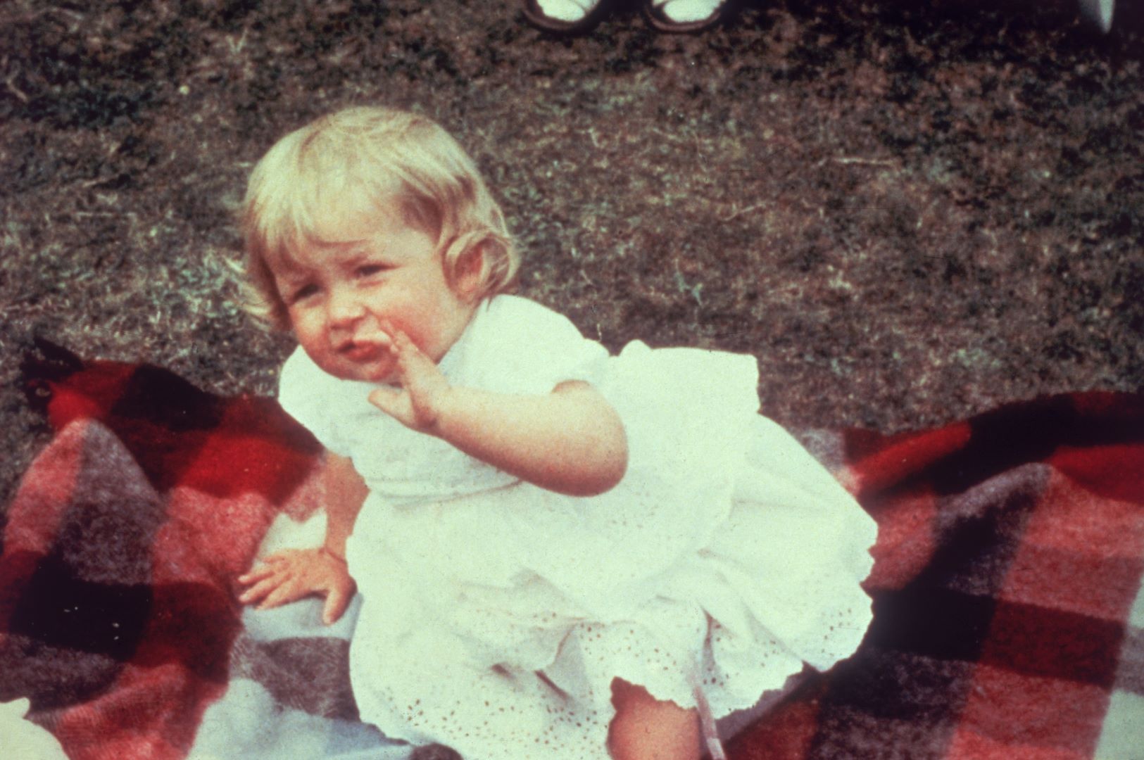 ليدي ديانا سبنسر في أول يوم ميلاد لها ( Lady Diana Spencer on her first birthday at Park House, Sandringham). مصدر الصورة: Hulton Archive/Getty Images